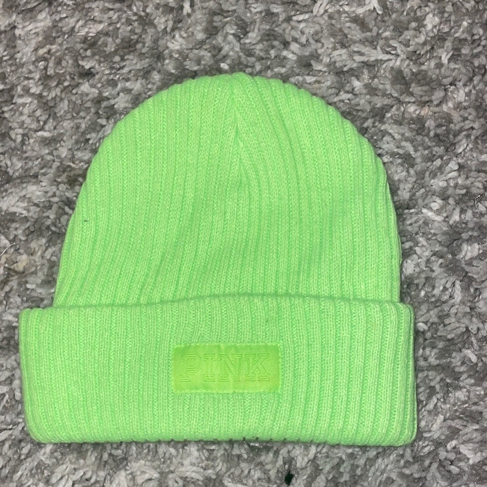 BEANIE FROM THE BEAND PINK GREAT FOR THE WINTER OR FALL.